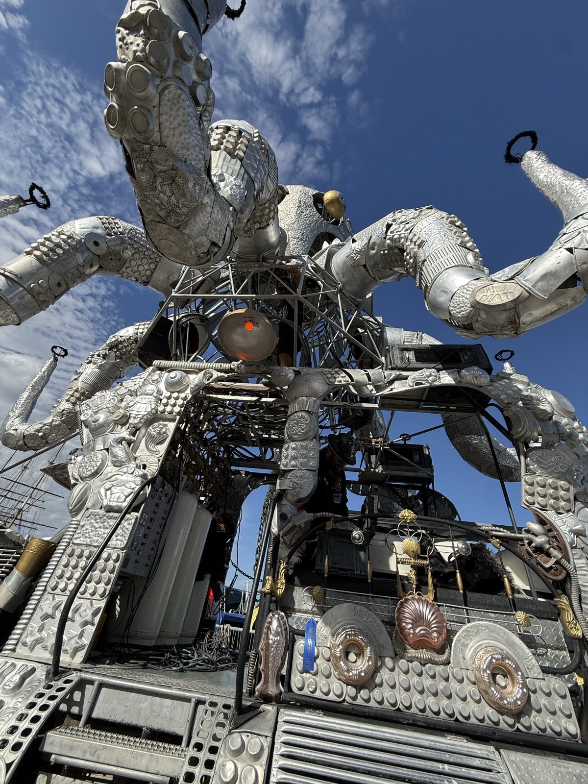 El Pulpo Magnifico in daylight with pots and pans in the tentacles